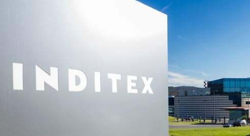 Cartel con logotipo corporativo de Inditex